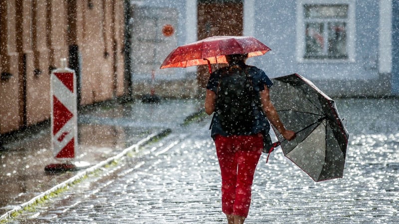 MAPA: Ženou se deště i sněžení. Počasí Česko rozdělí napůl