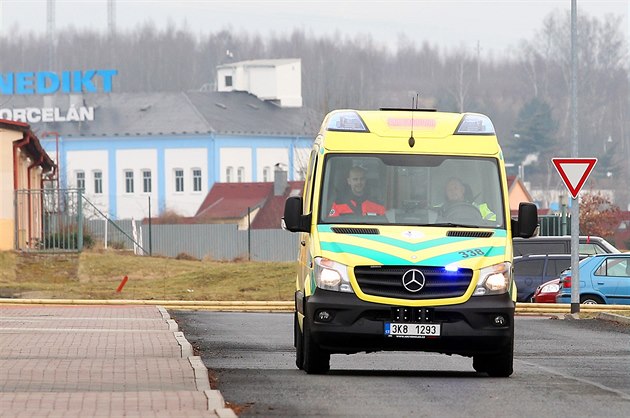 Tragédie na stavbě. Mladého muže zavalil nakládací stroj, zraněním podlehl