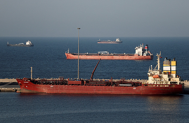 Trump odložil ultimátum, které dal o víkendu Íránu. Cena ropy začala klesat.