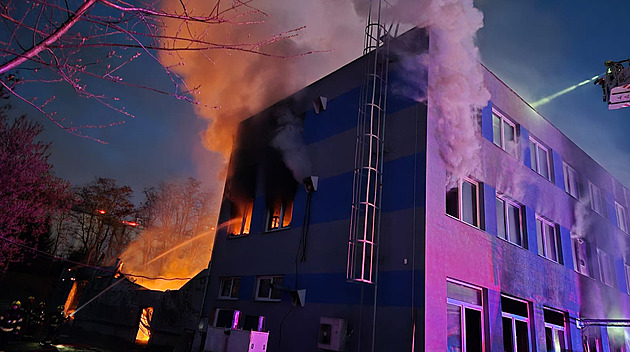 Policie kvůli požáru haly v Pardubicích obvinila tři lidi z teroristického útoku