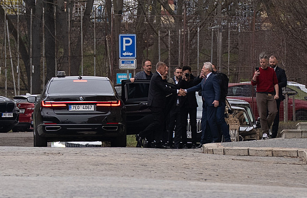 Babiš přes tři hodiny jednal na obraně se Zůnou. Řešili rozpočet i zakázky za Fialy