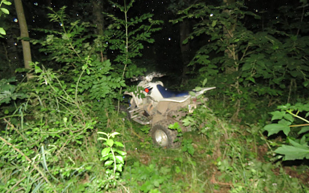 Muž na Chrudimsku ujížděl na čtyřkolce policii. Havaroval a zraněním podlehl