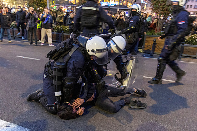 Policisté zbili studenty demonstrující v Bělehradě proti zásahu na univerzitě