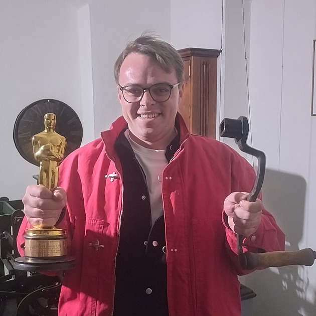 ‚Zlatý plešoun‘ ve věži. Držitel Oscara natáhl unikátní hodiny v Jilemnici