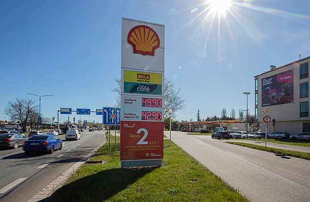 Benzin za 43,15, nafta pod padesát. Ministerstvo poprvé uvedlo stropové ceny