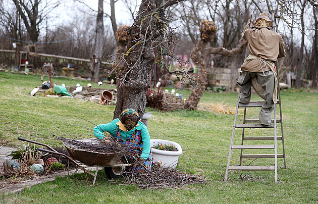 Od Free Tibet po stříhání stromů. Populární slamáci v Olešné baví už 15 let