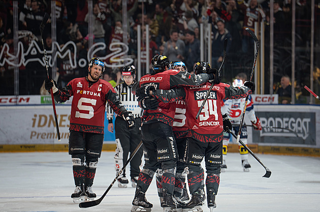 Sparta svalila Dynamo a vyrovnala sérii. Karlovy Vary slaví první výhru nad Třincem