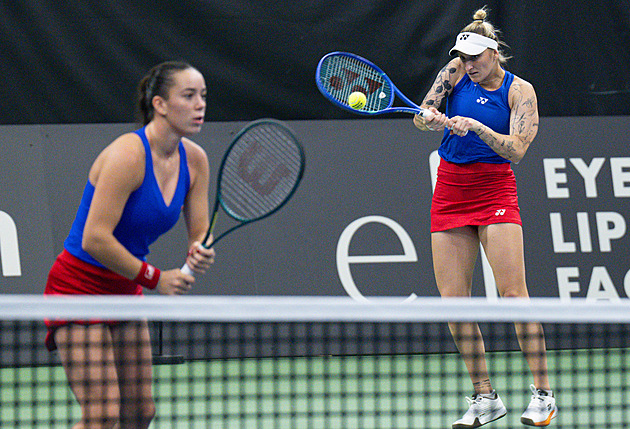 Tenis ONLINE: Vondroušová s Valentovou bojují o druhý bod, čtyřhra je srovnaná