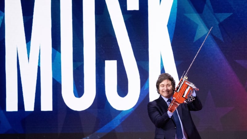 Milei vytasil před Pavlem zlatou motorovou pilu, ukazují záběry. Ten si ji potěžkat nechtěl