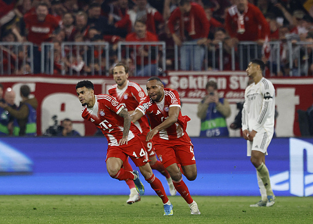 Bayern v divoké přestřelce vyřadil Real, do semifinále Ligy mistrů postupuje i Arsenal
