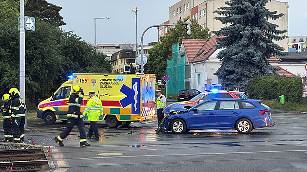 Na Českokrumlovsku se srazilo auto se sanitkou. Dvě ženy utrpěly zranění