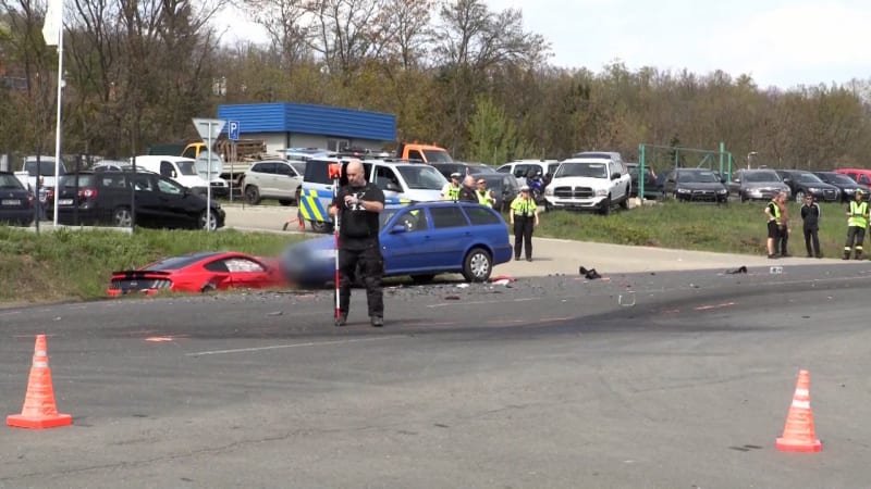 Detaily fatální nehody v Mostě: Řidič sporťáku měl jet přes 150 km/h, před jízdou pil alkohol