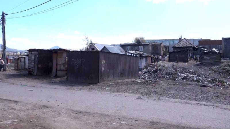 Drsná bitka v osadě u Prešova: Policistovi zlomili kost. Špatně stál, tvrdí sestra zadrženého