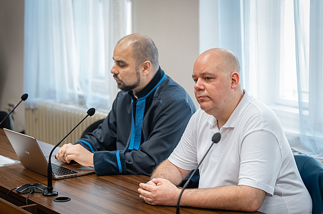 Vyrobeným kopím pobodal rapery. Nutná obrana, hájí se. Soud řízení odročil