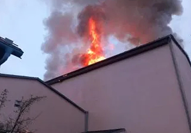 Hasiči pořád zasahují u požáru ve skladu plastů, stále nachází nová ohniska