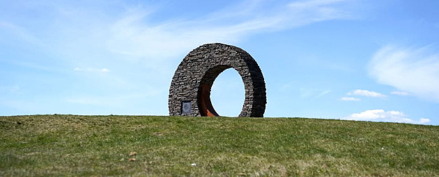 Měsíční je hotová, Mléčná dráha a Ryby finišují. Krajinu břidlice ozdobí vesmírné lavičky