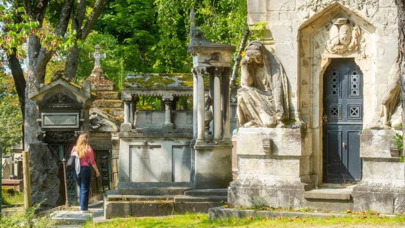 Pohřbení zaživa? Bušení a sténání z rakve vyděsilo i slovenské policisty. Otevření bylo šok