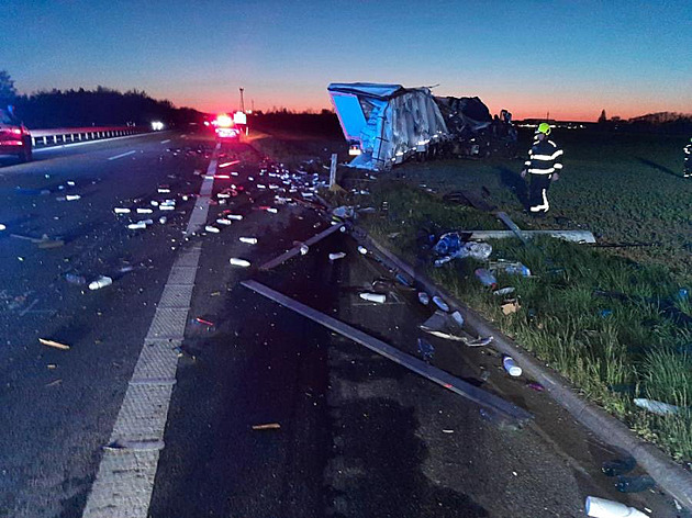 Úsek D6 blokovala nehoda kamionů, na dálnici se vysypaly plastové lahve
