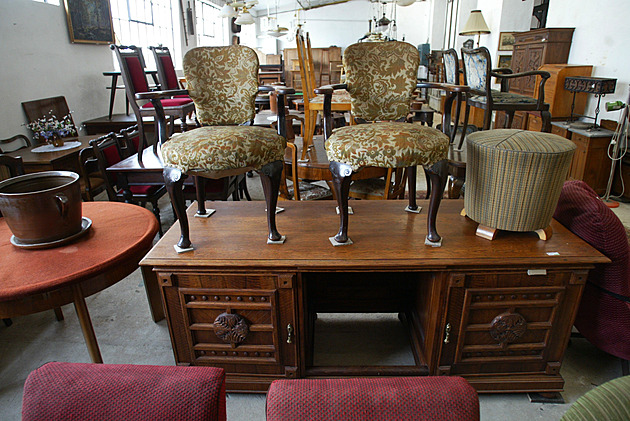 Babiččina prosklená skříň míří zpět do obýváků. Sběratelé za ni dávají tisíce