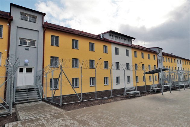 Z věznice Ostrov se pokusil utéct vězeň, proboural strop