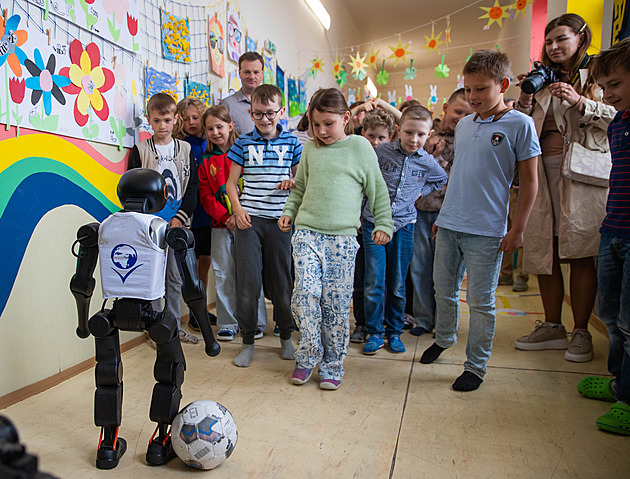 Prostějovská škola koupila robota. Předvádění děti nadchlo, při pádu ho litovaly
