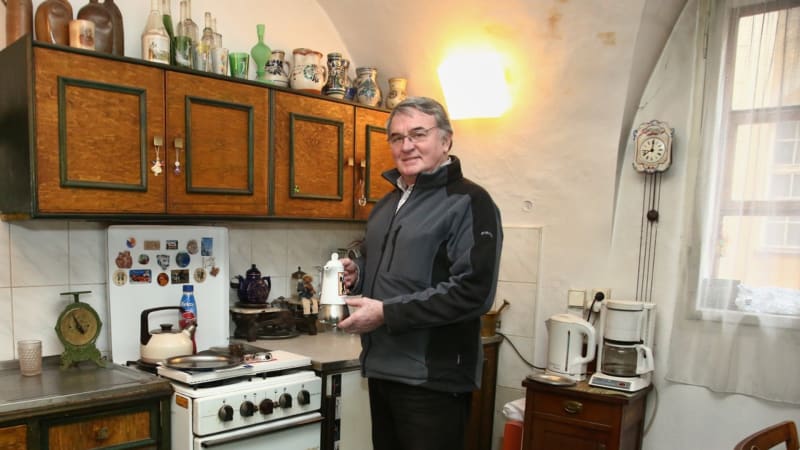 Dva byty na Malé Straně a chalupa u hradu. Vlastimil Harapes po sobě zanechal milionový majetek