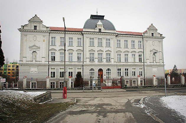 Říkal, že mu děti nadávají, pak si vytrhal řasy. Škola neřeší šikanu, tvrdí rodiče