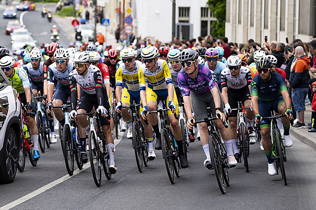 Centimetry od velkého průšvihu. Pelotonu na Tour de Hongrie skočil do cesty srnec