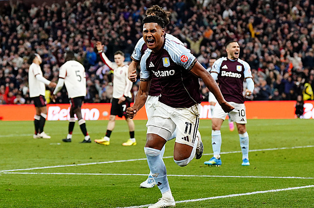 Aston Villa - Liverpool 4:2. Domácí získali jistotu Ligy mistrů, dva góly vsítil Watkins