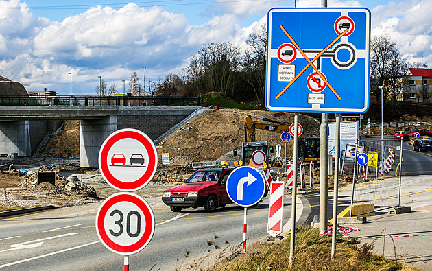 Sporná silnice přes Plzeň se odkládá o několik let, prioritou je okruh
