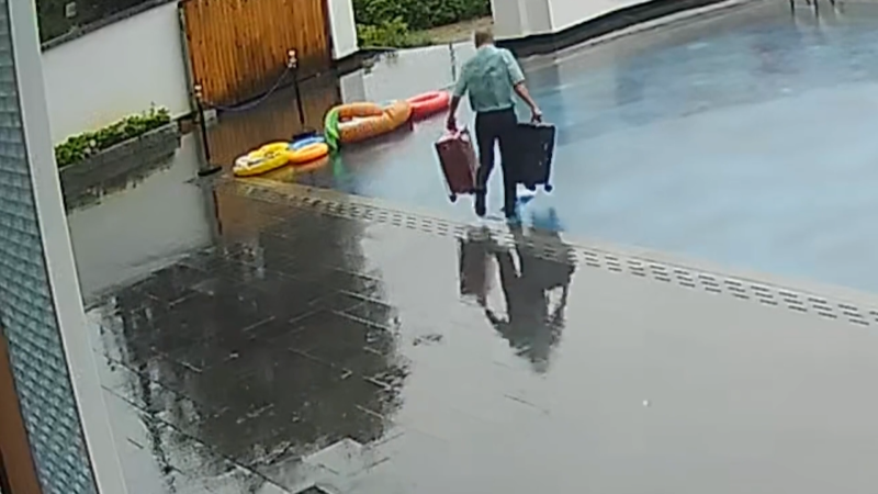 Nevšiml si bazénu a spadl do něj i s kufry. Video s hotelovým portýrem je hitem internetu