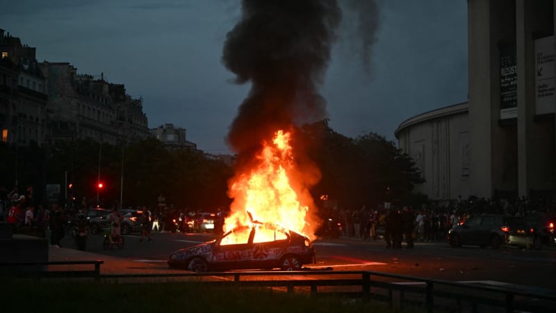 Paříž po triumfu v Lize mistrů zachvátily nepokoje. Policie zatkla 400 lidí, zapalovali auta