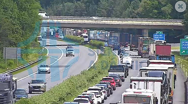 Dlouhé kolony po nehodě na D11. Autobus narazil do šipky silničářů