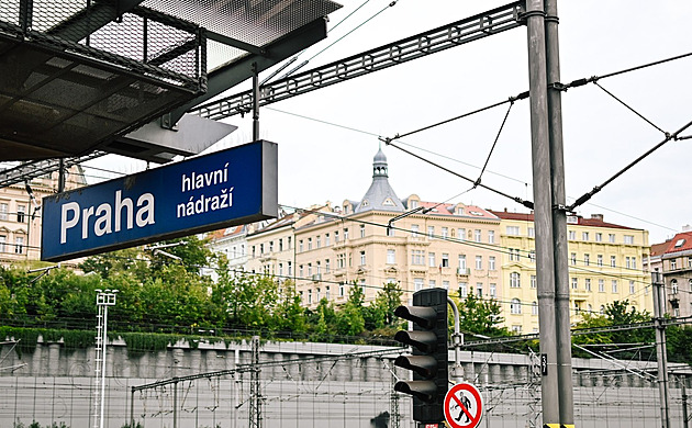 Závada omezila provoz vlaků v Praze. Trať mezi hlavním nádražím a Smíchovem stála