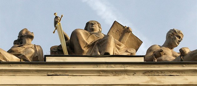Soud potrestal hocha za znásilnění dvanáctileté sestry, dívka porodila chlapce