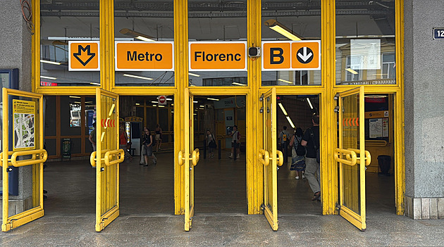 Část linky metra C dvě hodiny nejezdila, na Florenci spadl muž do kolejiště