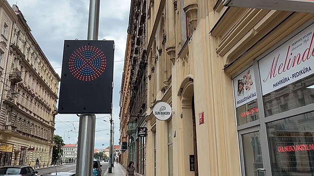Praha testuje na Andělu novou LED značku. Má zlepšit zásobování i průjezd tramvají
