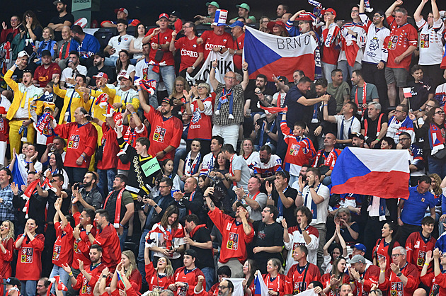 Jásali až moc. Čeští fanoušci házeli na Němce slavící výhru na MS ve fotbale lahve