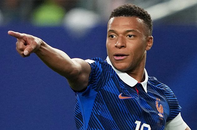 Francie - Irák 3:0, dva góly dal Mbappé, kvůli blesku se dvě hodiny nehrálo