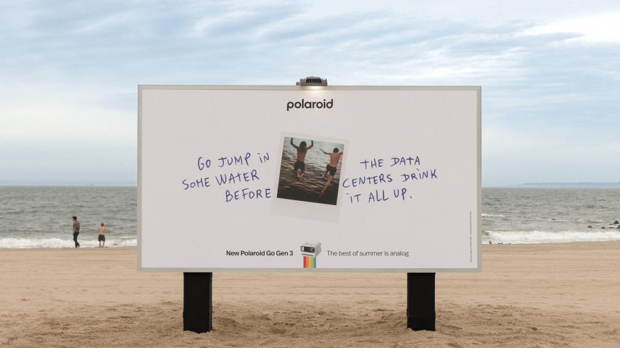 Polaroid útočí na AI: na pláži varuje před nenasytnými datacentry