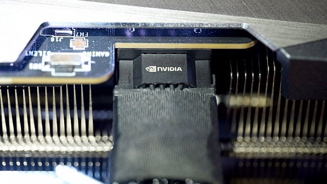 Další spálená GeForce RTX 5090: Uživatel použil speciální kabel s teplotní ochranou, přesto mu konektory shořely