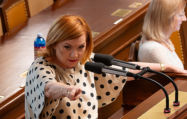 EET je zpět. A spolu s ní nově daňové osvobození spropitného v restauracích