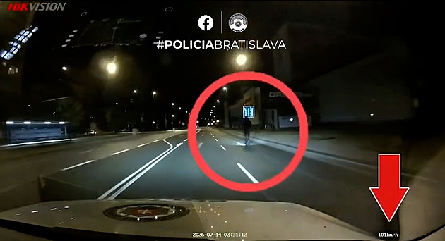 Mladík na elektrokoloběžce ujížděl stovkou, honičku v Bratislavě zachytilo video