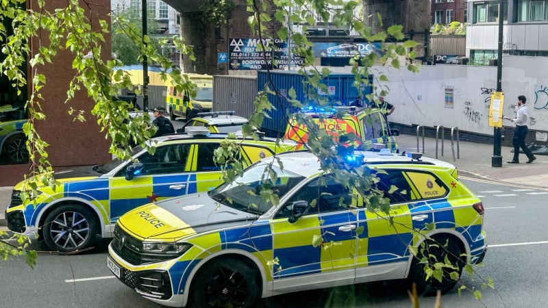 Drsný útok mačetami: Mladíci napadli posádku auta na červené v Manchesteru, ukazuje video
