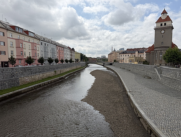 OBRAZEM: Místo vody kameny. Morava je na suchu, lidé nevědomky škodí rybám