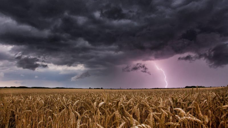 Silné bouřky zasáhnou Česko, hrozí i supercely. RADAR ukazuje, kdy přijde velký zlom