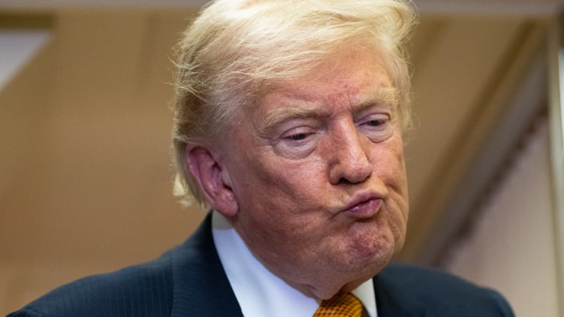PŘEHLEDNĚ: Trumpovy sebevědomé předpovědi o Íránu pokulhávají. Kdy bral slova zpět?
