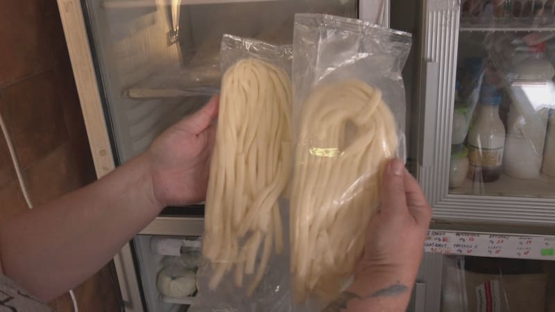 Konzumace sýra v Lutiších skončila smrtí. Žena ho koupila před kostelem, zemřela v nemocnici