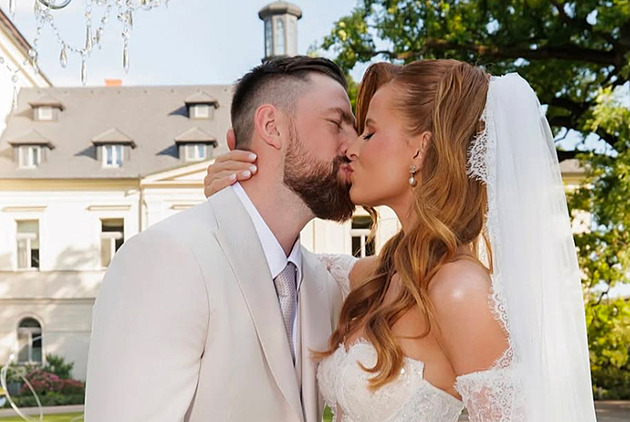 Hokejista Hronek se oženil. Partnerku si vzal na zámku, mezi hosty byl i Hughes