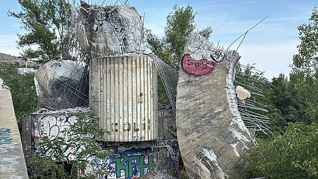 Ne že bychom se modlili, aby spadla. Nikdo tu plastiku neměl rád, říkají místní
